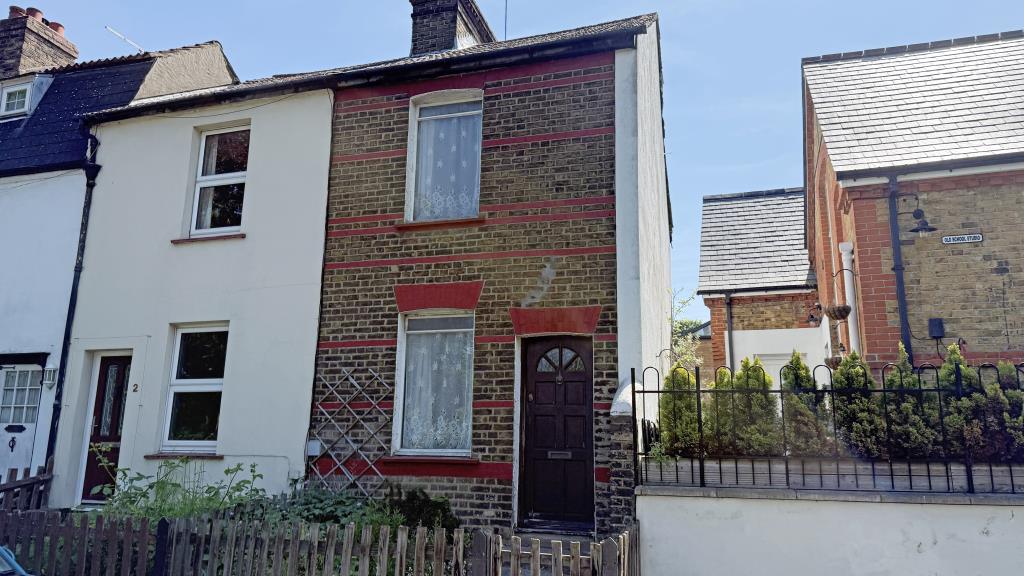 Lot: 106 - HOUSE IN NEED OF MODERNISATION AND REFURBISHMENT - Exterior image of house from street